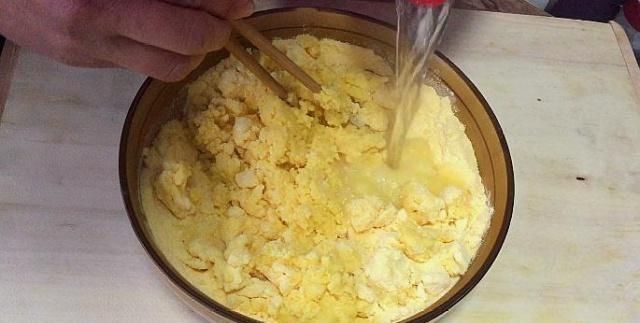 喜欢吃玉米面的一定要收藏,这样做比面包还暄软香甜,比馒头简单