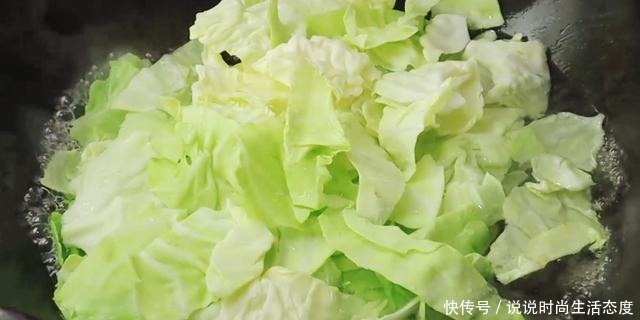 炒包菜,万万不要直接下锅,多加1步,包菜鲜嫩爽脆,比肉还好吃!