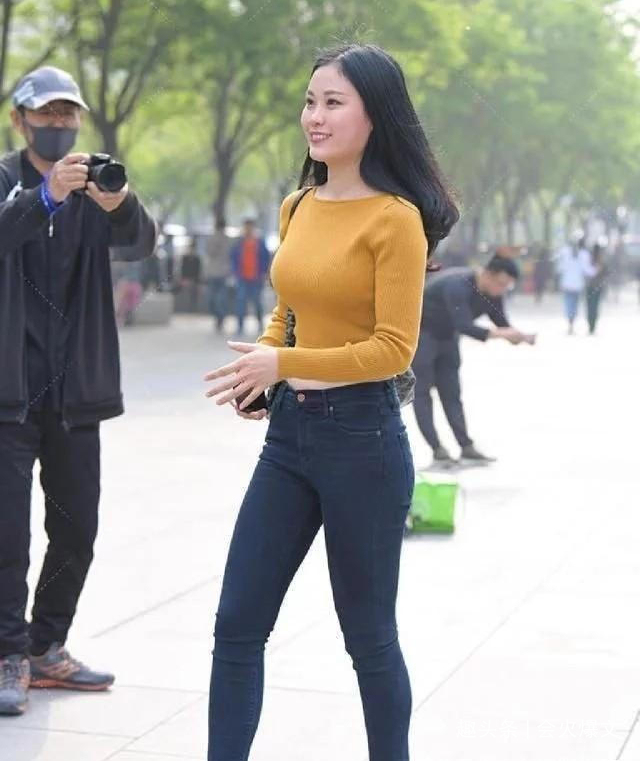 尽显|美女穿牛仔裤时尚耐看又省心,身材完美有魅力,尽显曼妙曲线!