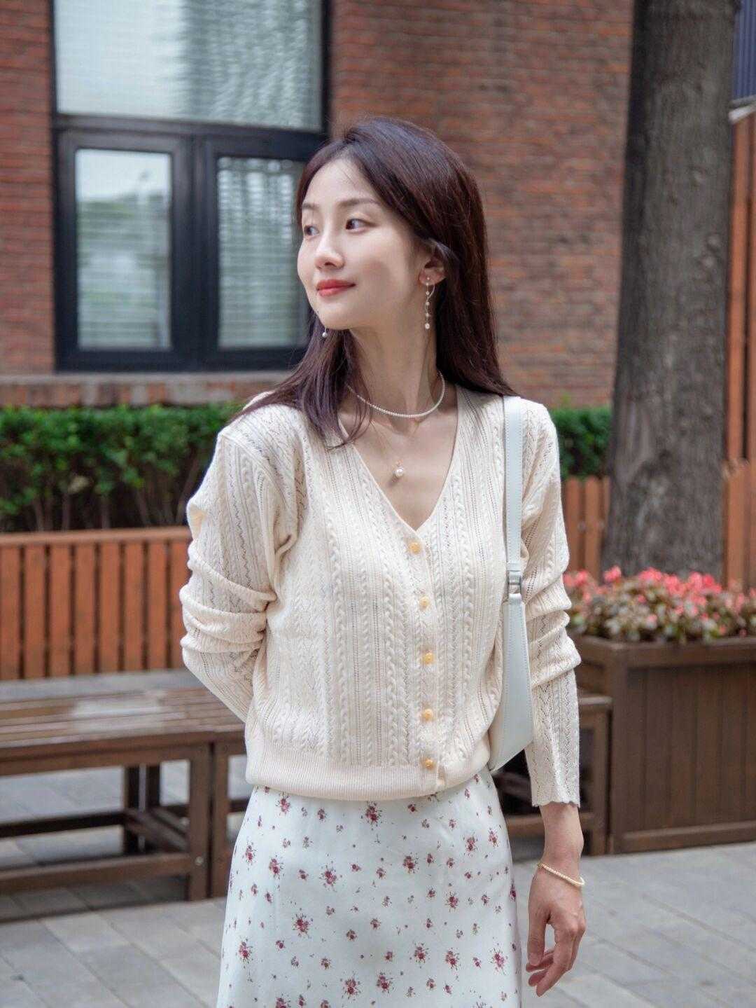 淑女鞋|原来秋天的正确打开方式是这样的,针织衫搭配裙子,温柔到骨子里了