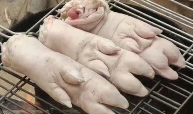 养颜|小伙在家烧着柴火做酱香猪蹄,好吃入味,养颜美容,看着都流口水