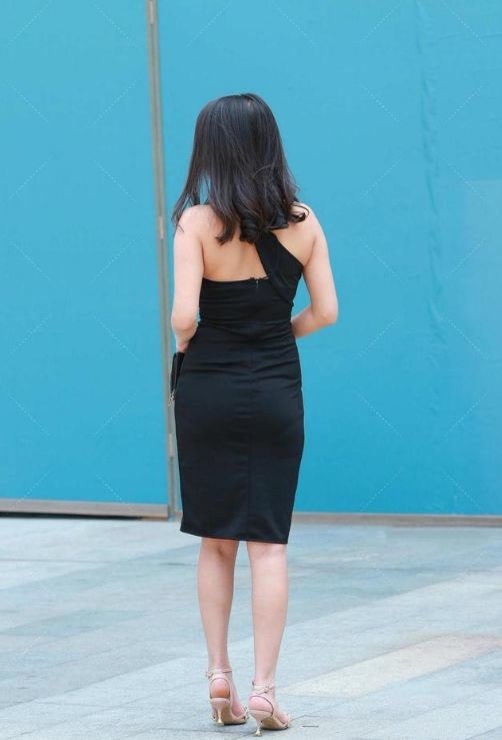 修身长裙 深灰色修身长裙,上身舒适,时尚大气