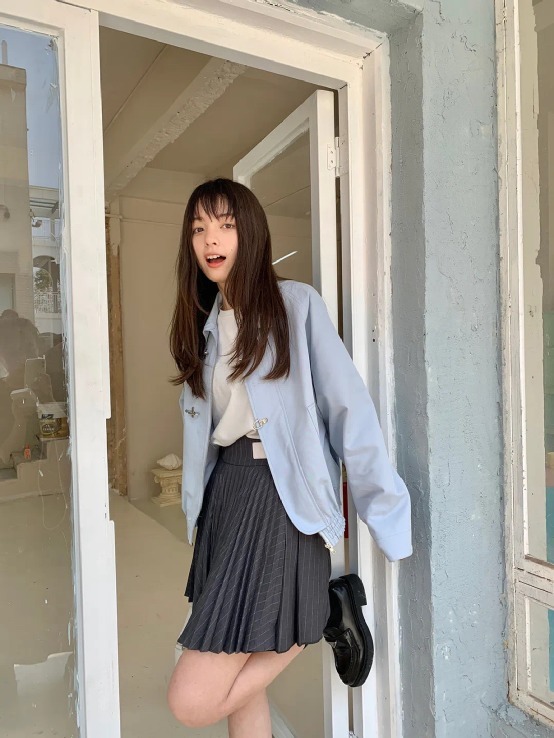 初春的温柔穿搭得这样穿!薄外套+奶油裙,真女人的时髦穿法