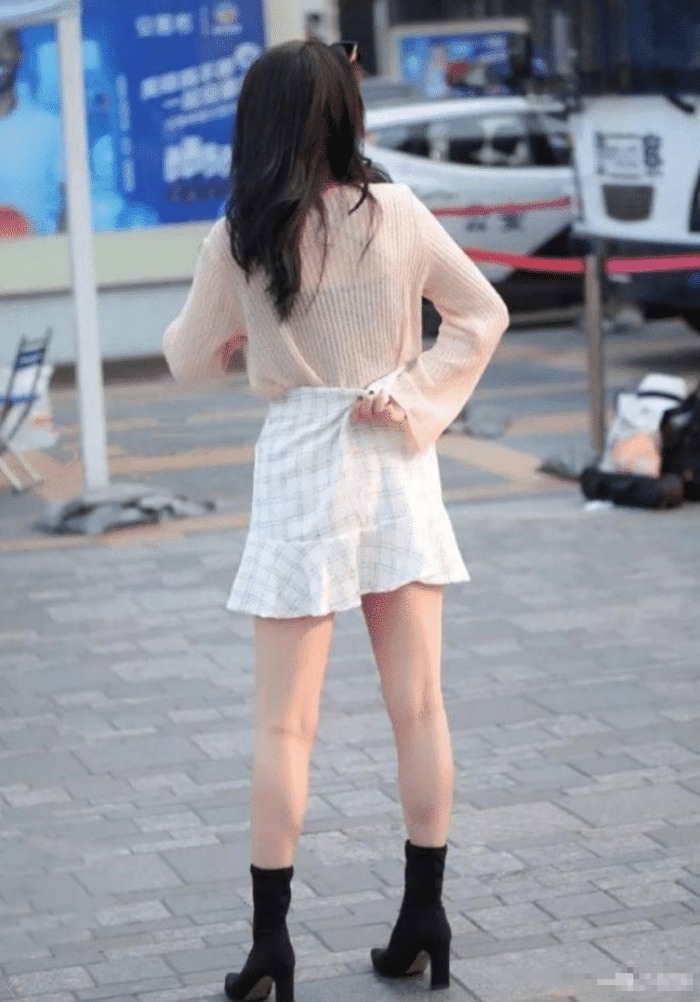 阿姨穿着“大一号”的裙子上街,成为一道特别的风景