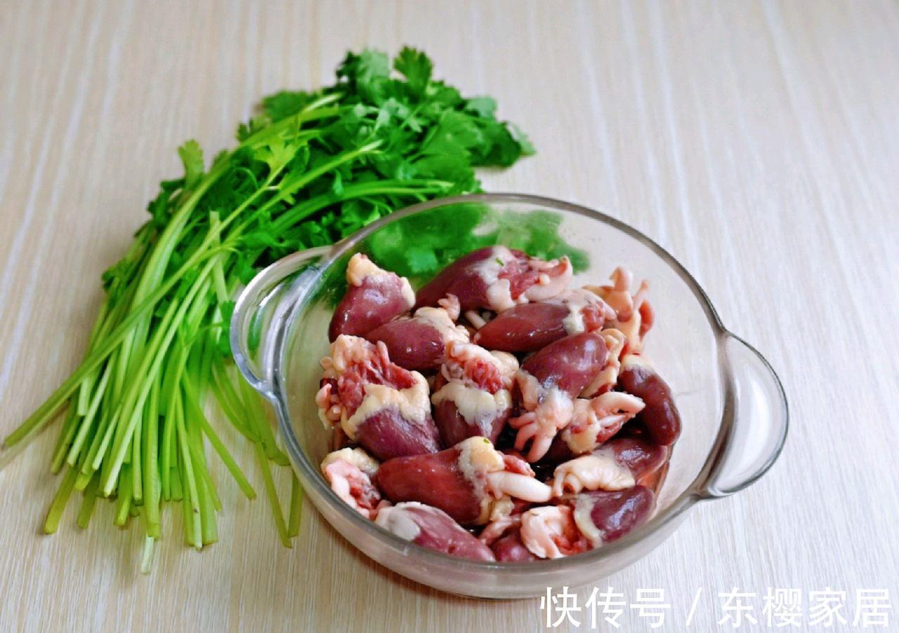 搭配|芹菜和鸭心搭配,简单炒一炒,就是一道好吃的下饭菜