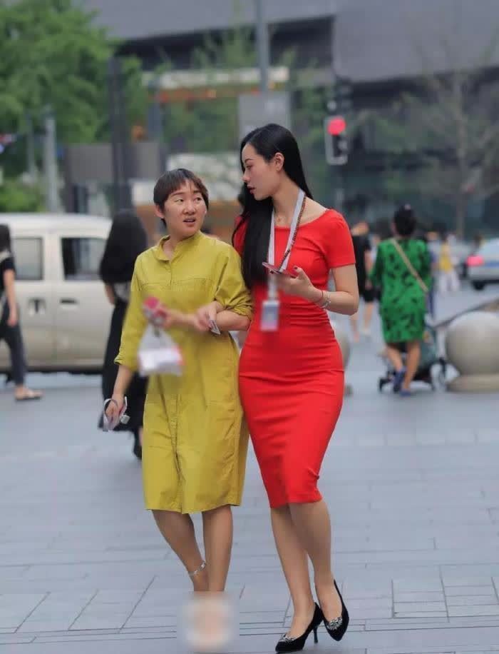 红色 红色的连衣裙, 展现自己的好身材!