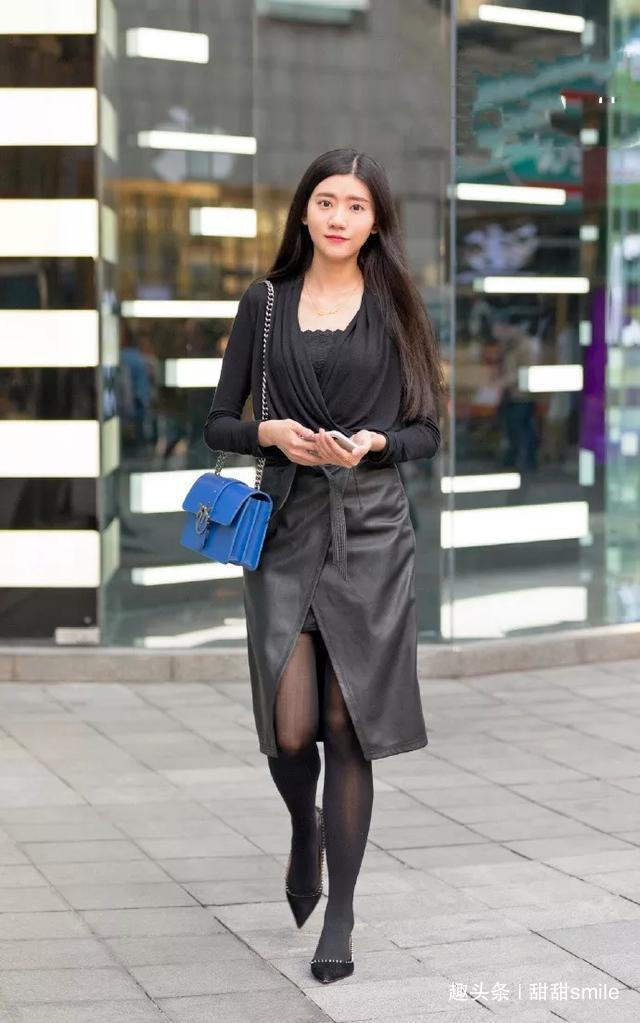 搭配 美女脚上搭配着一双一字带的黑色高跟凉鞋,气质时尚,又带着魅力