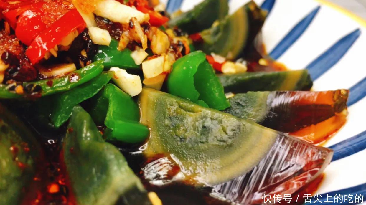 凉拌青椒皮蛋最简单的家常做法,皮蛋入味滑嫩爽口,一上桌就吃光