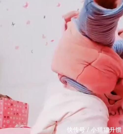 宝妈|宝妈帮宝宝脱衣使了吃奶劲,宝宝“卡”衣领被挂起,模样太搞笑!