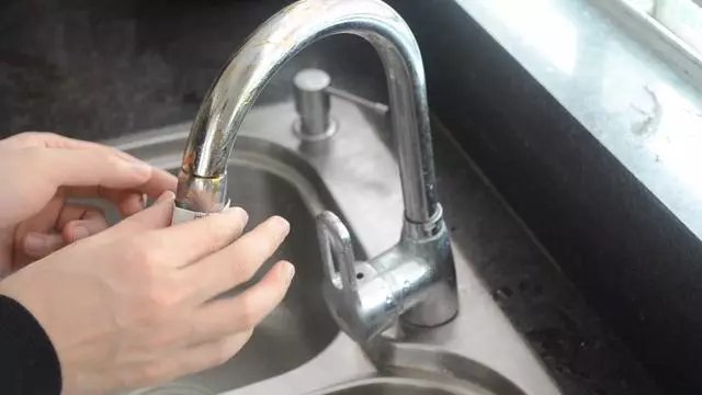 妙用|用完的牙膏管别扔掉，放在厨房一年能省不少钱，邻居见了纷纷学