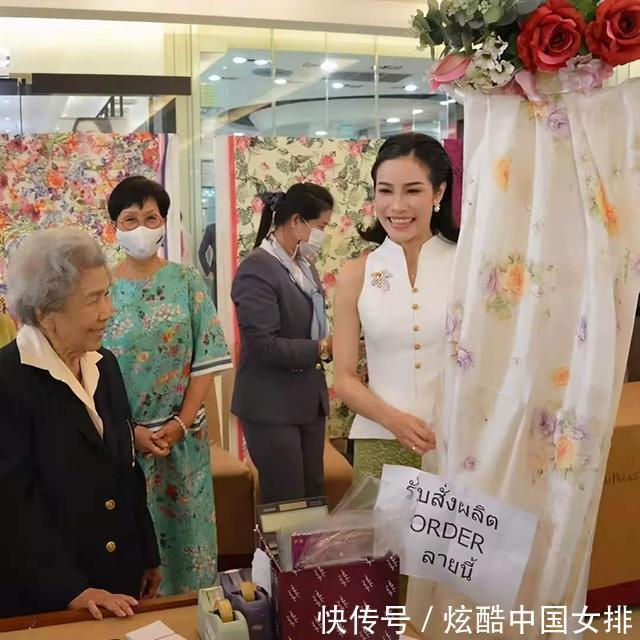 泰国“甄嬛”摊牌了！换新发型后穿衣变大胆，逛街试披肩一脸得意