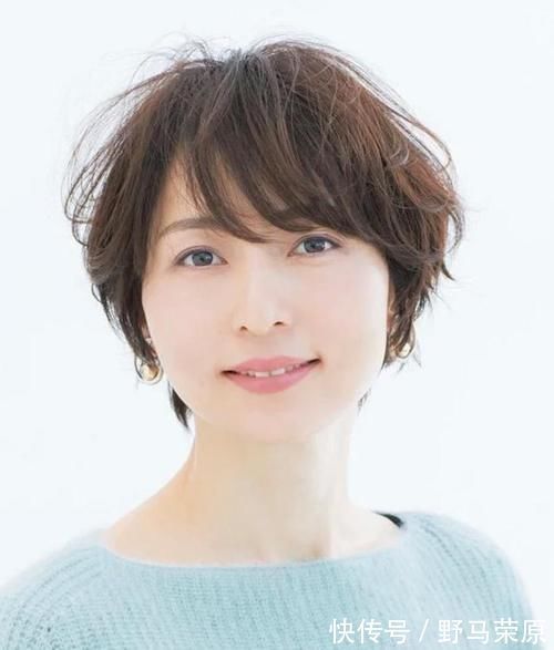 日本妈妈|中老年女人烫发别选“小卷”,学日本妈妈,烫这些“大卷”更减龄