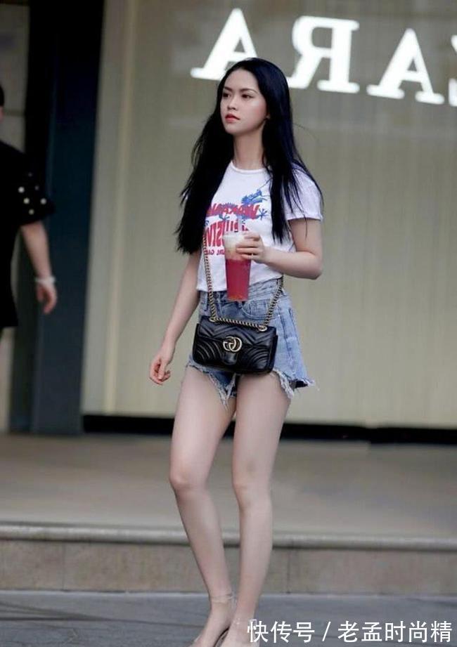 牛仔热裤 路人街拍,白色的短袖搭配牛仔热裤,很显青春活力