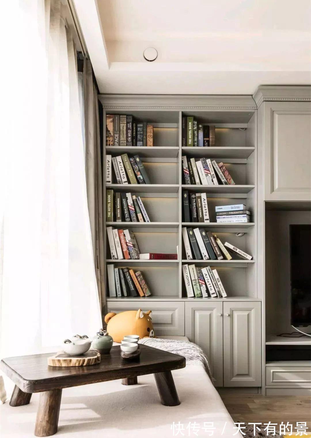 小户型|沙发用不到不如扔了，靠墙打柜子，中间掏“洞”变飘窗，能坐能躺
