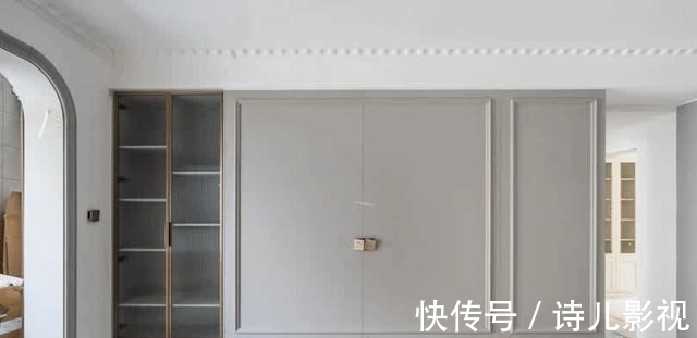 墙板|电视墙长4米多，铺护墙板提升颜值，内嵌玻璃柜增收纳，简单利落