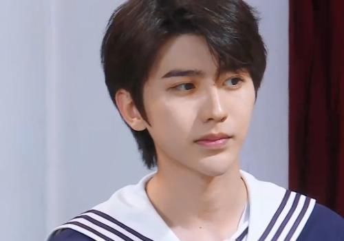 袜子 跑男团穿袜子玩指压板,别人的颜色都成双成对,只有蔡徐坤是一个人