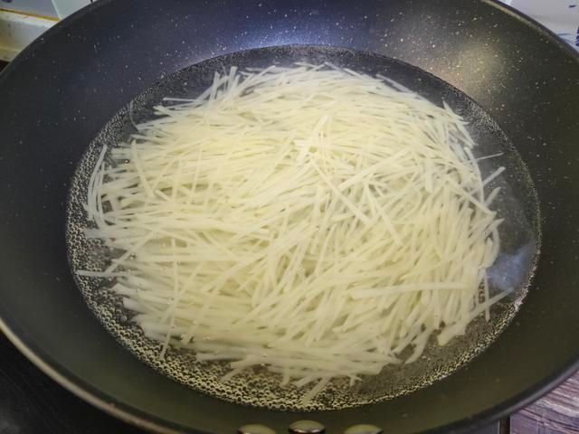 什么时候|炒土豆丝,什么时候放醋是关键,这一步做对,怎么炒都脆爽好吃