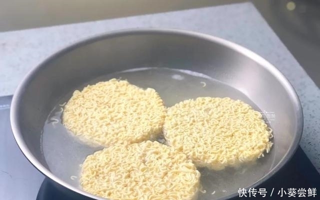家常炒方便面，味道果然不一样，比用开水泡有营养多了