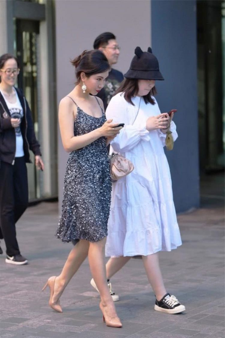 包臀裙|街拍，吸睛身穿蓝色包臀裙，营造出浪漫的情怀