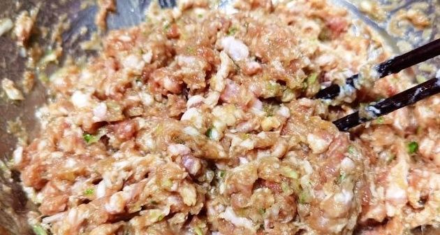 包白菜饺子时,记住老师傅的“2放2不放”,饺子鲜嫩多汁,特好吃