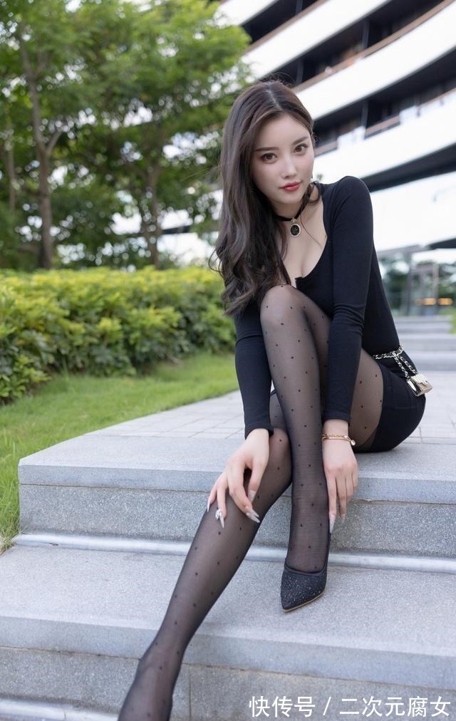 修身 黑色修身连衣裙搭配高跟鞋,优雅又从容又时尚迷人!