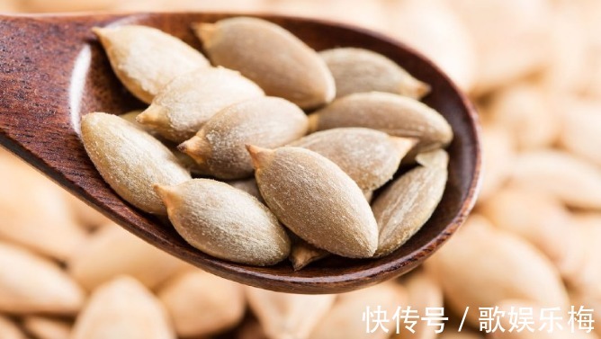 身体不适|日常吃一把南瓜子，好处多又多，但有4种人却没福吃！