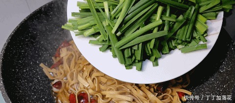 一张豆皮,一把韭菜,做人见人爱的素食小炒,简单易做,好吃不贵!