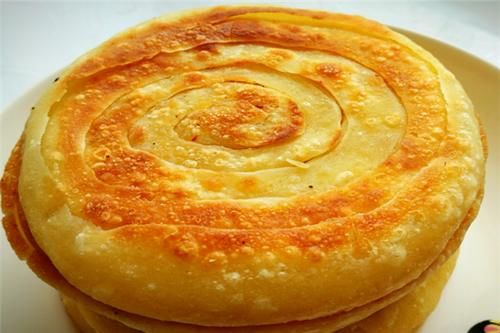 早餐很适合做酥脆豆沙饼，咬一口酥酥的，比外面买的还好吃