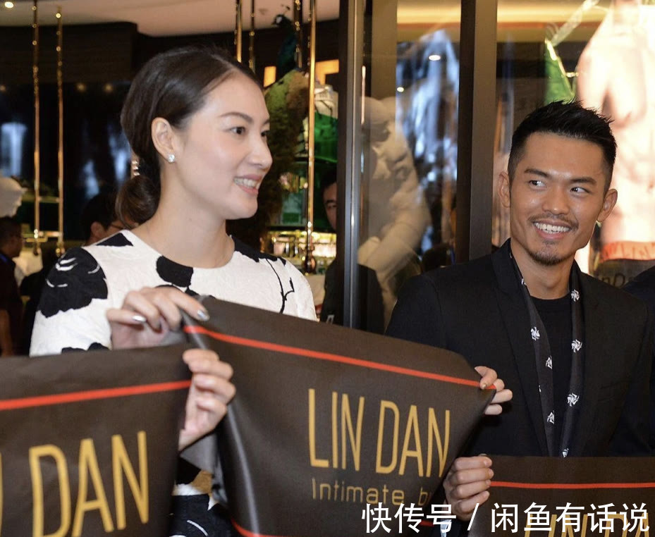 穿搭|谢杏芳林丹合体亮相,1米78穿短裙秀长腿,两口子一黑一白挺登对