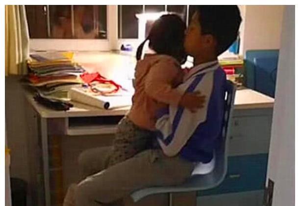 二胎政策|二胎相差13岁,妹妹受委屈就跑哥哥房间,让妈妈不淡定了