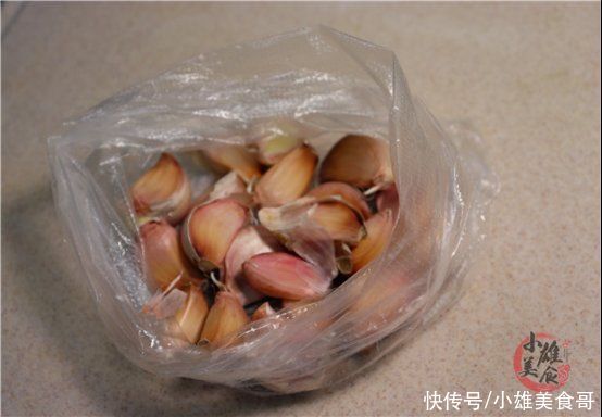 矿泉水瓶|大蒜皮别再用手剥了，一个瓶盖就搞定，快速去皮不费劲，太厉害了