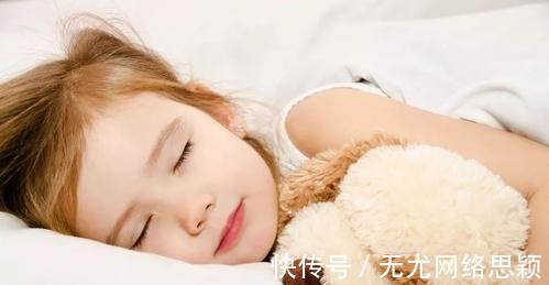 分房|8岁儿子与妈妈睡发生意外，决定立马让儿子自己睡，医生：分晚了