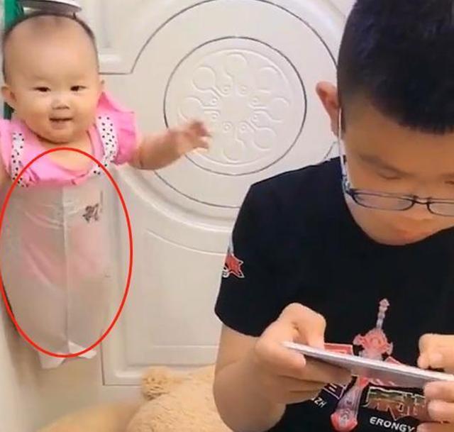 舅舅|小舅舅带外甥女火了,萌娃被“挂”门上,网友:舅舅厉害了