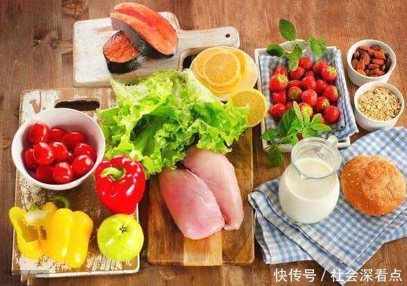 后背经常长黄色“小米粒”一抠一个坑,一个小妙招,荡平后背痘痘