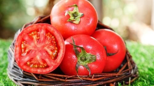 买西红柿时，要不要挑带花托的？傻傻买错不新鲜，白花冤枉钱