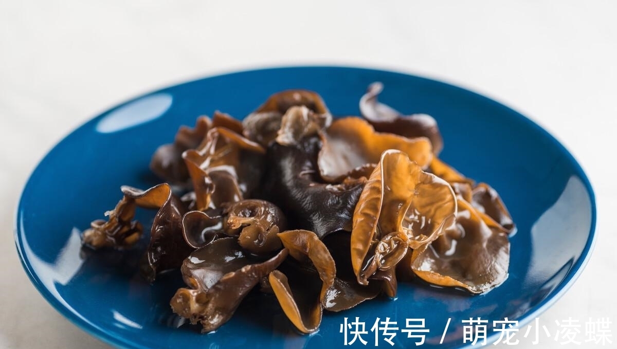 炒木耳时,总是“噼里啪啦”响,教你3招,木耳软嫩好吃不炸锅