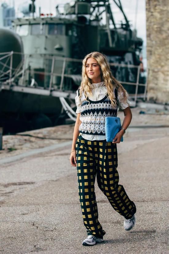 运动鞋才是冬日穿搭的标配 时髦精们都这在穿