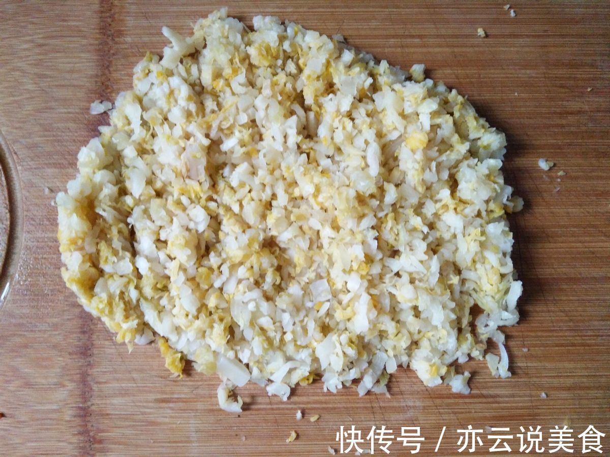 油渣新吃法，搭配酸菜调成馅儿，做成更有风味的饺子