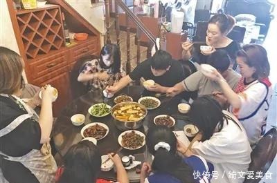 暑假|“最强舅舅”带8个外甥过暑假,每天做饭5小时,舅妈称喜欢这种氛围