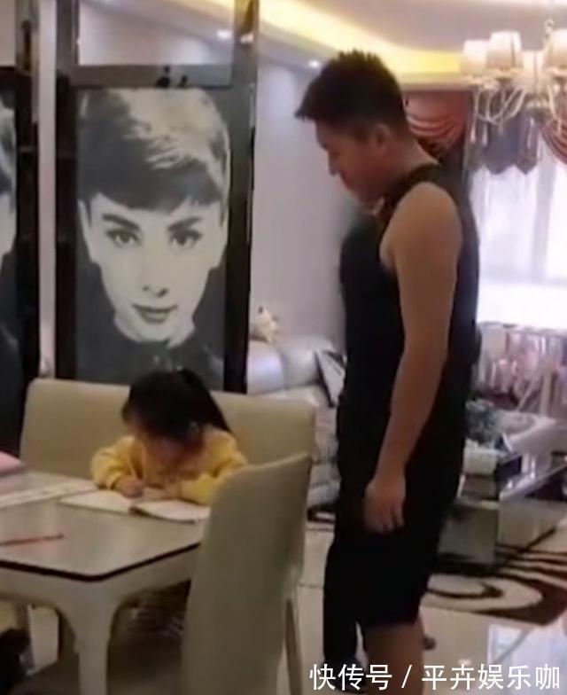 写作业|“最怂妹妹”火了,跟爸爸撒泼耍赖,哥哥出现妹妹表情太搞笑