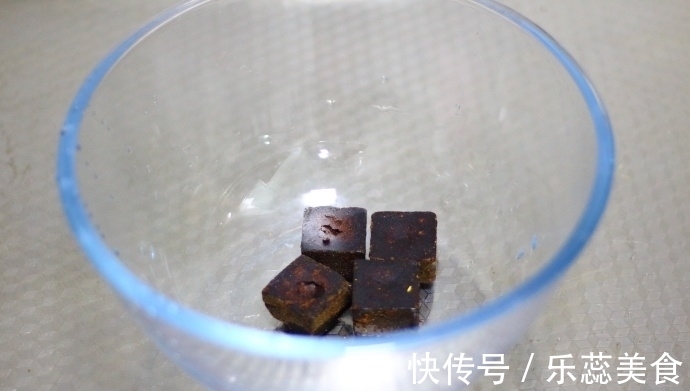 模具|面粉只会做包子馒头？不如做成发糕，一拌一蒸，又松软又香甜