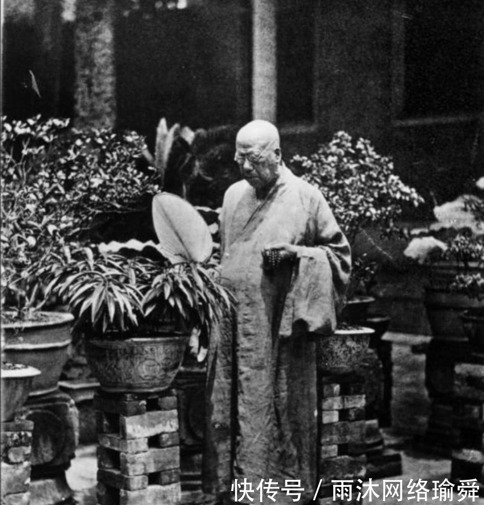 成群|真实老照片:街头乞丐成群,老宫女悠闲荡秋千,慈禧葬礼纸人抬轿