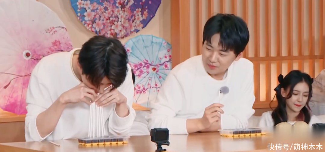 節目|蔡徐坤《奔跑吧》玩手機被發現，常駐MC都在努力，他卻在摸魚