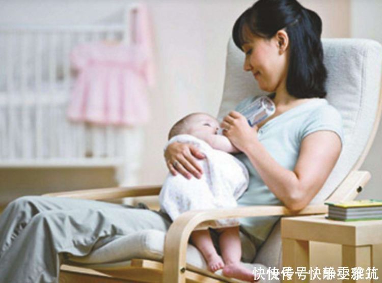母乳喂养|“宁愿给孩子喝奶粉”闺蜜送来20袋母乳，宝妈笑着收下却转手扔掉