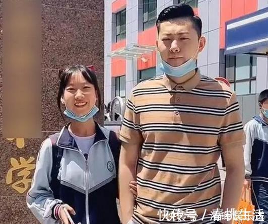 老师|“年轻老爸”火了,接女儿放学竟被误会,老师还以为孩子早恋了