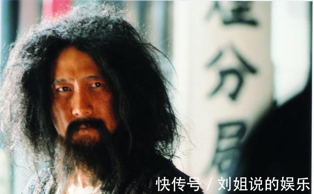 道士#聊斋:道士冬天请客,湖里开满荷花,酒肉美食都从墙上“递”出来