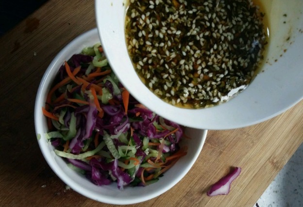 正确做法|紫甘蓝凉拌时，需要焯水吗？教你正确做法，营养不流失，爽脆入味