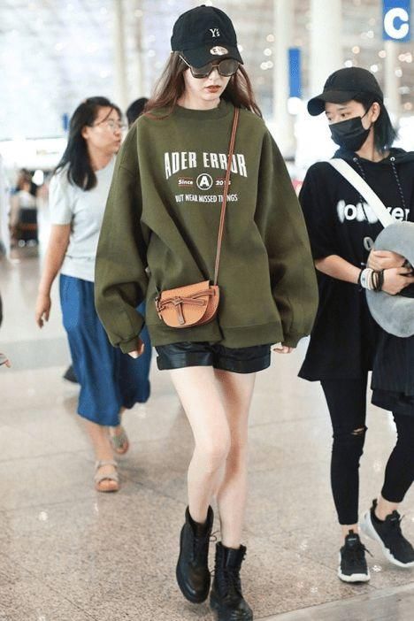 蝴蝶|小阿姨黄色卫衣配蝴蝶牛仔裤，时髦干练显气质，青春气息明显提升