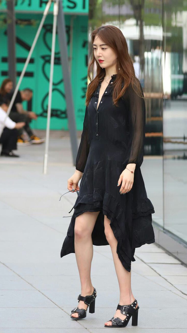 矮个子女生就要这样穿,黑色长裙搭配黑色铆钉高跟鞋,气场全开
