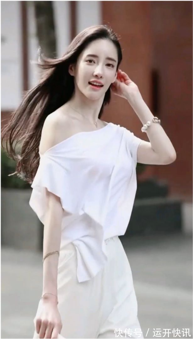 一笑|偶遇网红潘南奎，清纯白色穿搭美丽如初，甜美一笑太迷人